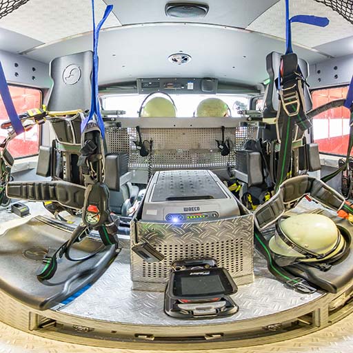Kinder erleben einen Rettungswagen der Feuerwehr von Innen