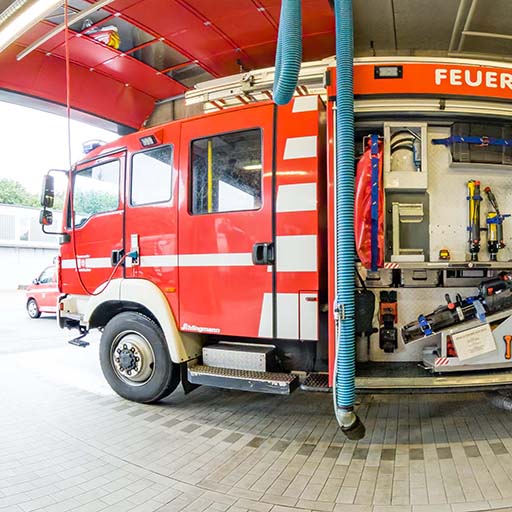 Kinder erleben eine Fahrzeughalle bei der Feuerwehr